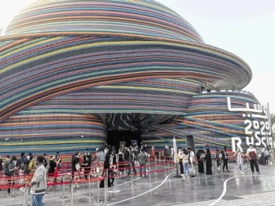 Paviljoni s svojimi nenavadnimi oblikami skušajo na različne načine privabiti obiskovalce.