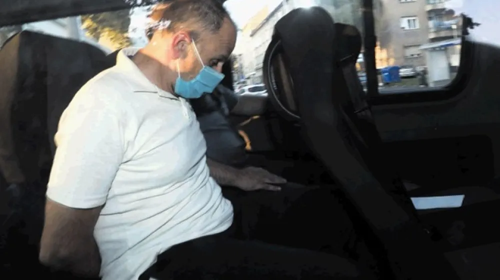 Tako so  konec lanskega septembra Haralda Kopitza, zdaj obtoženega trojnega umora otrok, peljali na zaslišanje.