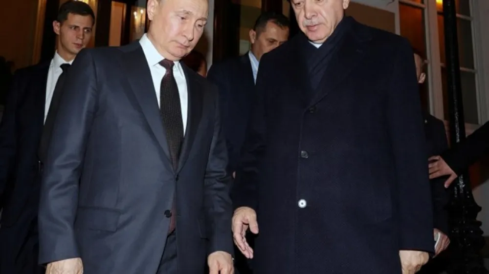 Ruski predsednik Vladimir Putin s turškim predsednikom Recepom Tayyipom Erdoganom v Moskvi pred letom dni.