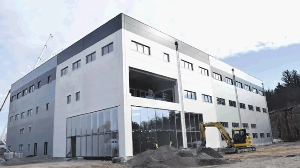 Julija bo dokončanih 8000 kvadratnih metrov poslovnih in proizvodnih površin v treh etažah, izdelanih po sodobnih standardih dejavnosti in z vrhunsko tehnologijo.