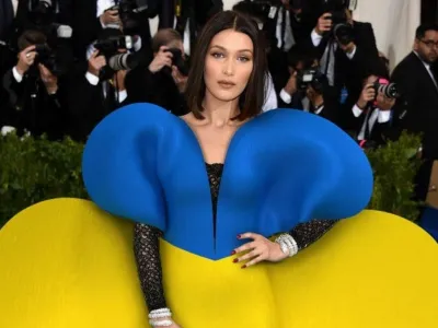 Ljudje po svetu, tudi vplivneži iz sveta mode in zabave, nosijo obleko v obliki srca.