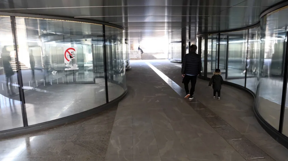 - 10.03.2022 – prenovljen Plečnikov podhod v Ljubljani – prenovljene talne, stropne in stenske površine, urejeni lokali in javne sanitarije //FOTO: Tomaž Skale