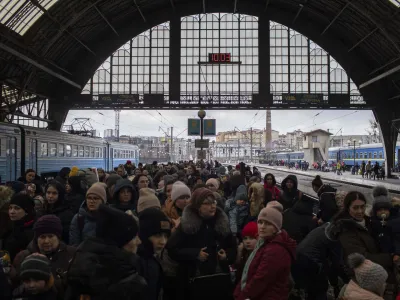 - UKRAJINA - Lviv - begunci, policija, vojska - železni&scaron;ka postaja - 07.03.2022 - Vojna v Ukrajini - voja&scaron;ka agresija Rusije na Ukrajino &ndash; //FOTO: Jaka Gasar