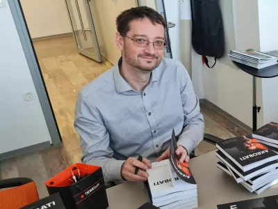 Dr. Jure Knez podpisuje knjigo Akrobati, ki je po njegovih besedah nastala povsem po naključju. F Dewesoft