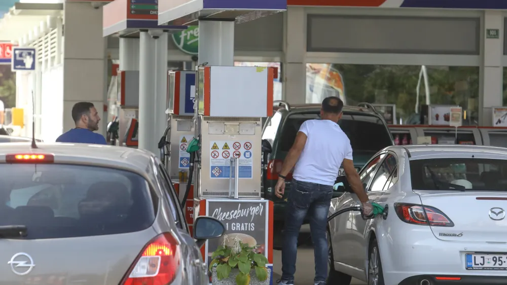 Poleg obveznih 90-dnevnih varnostnih zalog republi&scaron;ki zavod za blagovne rezerve vzdržuje tudi določene količine strate&scaron;kih rezerv, ki so prednostno namenjene vojski, policiji in silam za za&scaron;čito in re&scaron;evanje ter se uporabijo v izjemnih okoli&scaron;činah.