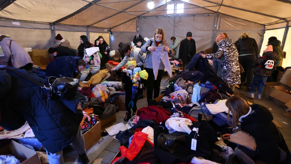 Na Poljsko je zbežalo že dva milijona beguncev. Sprejeli so jih tudi v Krakovu (na fotografiji), kjer so jih prav tako oskrbeli z doniranimi oblačili.