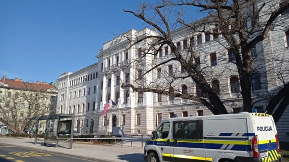 Že drugič v enem tednu so okoli ljubljanskega okrožnega sodišča namestili policijski trak.