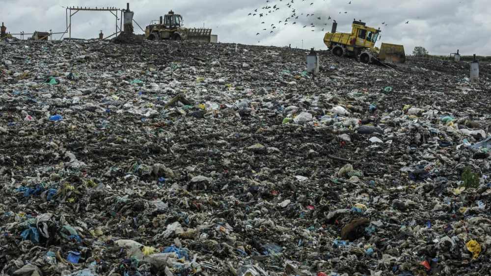 - Deponija Barje 2013 - ljubljansko odlagaliče nenevarnih komunalnih odpadkov - smetiče - dan odprtih vrat SNAGA- prikazali sistem zbiranja in ravnanja z odpadki; Cesta dveh cesarjev - smetiče    //FOTO: Jaka Gasar