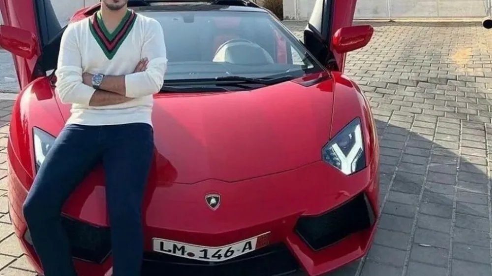 Shimon Hayut, prevarant s Tinderja, ki je neslavno zaslovel zaradi Netflixovega dokumentarca The Tinder Swindler, je že našel novo priložnost za zaslužek. Simon Leviev, kot se predstavlja Hayut, je sklenil dogovor s hollywoodsko menedžerjo Gino Rodriguezom, v načrtu ima tudi knjigo, poleg tega pa želi zagnati še podcast in sodelovati v resničnostnem šovu, v katerem bo iskal pravo ljubezen. V šovu naj bi se za zanj potegovale številne ženske, v podcastu pa bi rad delil ljubezenske nasvete, kaj storiti in česa ne v nastajajočih zvezah. <br><br>Ob vsem tem Hayut še naprej trdi, da ga je dokumentarec napačno prikazal in da bo očistil svoje ime. <br>In kako ga je sploh prikazal dokumentarec, ki bo dobil tudi svojo igrano filmsko različico? Leviev je ženske, ki so postale njegova tarče, prepričal, da je sin kralja diamantov Leva Levieva. Zavedel jih je z lažnim prikazovanjem svojega "luksuznega" življenja, potem pa jih prosil, naj mu posodijo denar, ker so ga neprijatelji spravili v težave. Na ta način je od žensk izvlekel milijone dolarjev. Netflix je razkril nekatere od njegovih prevar, prav tako pa tudi številne psevdonime, ki jih je uporabljal, a kot se je izkazalo, Hayutu slava godi, tudi če je negativna.<br>