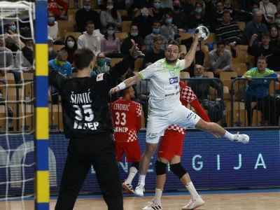 Slovenski reprezentant Gašper Marguč (z žogo) je bil z osmimi goli prvi strelec tekme v Padovi.