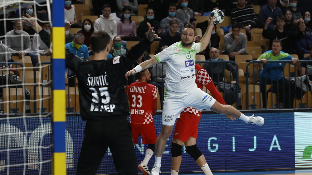 Slovenski reprezentant Gašper Marguč (z žogo) je bil z osmimi goli prvi strelec tekme v Padovi.