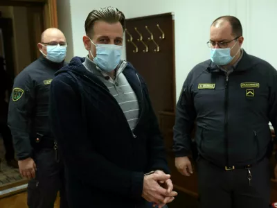 e večkrat obsojenega Janija Potokarja so na sodišče pripeljali iz pripora, ki so mu ga odredili v drugi zadevi. &nbsp;&nbsp;