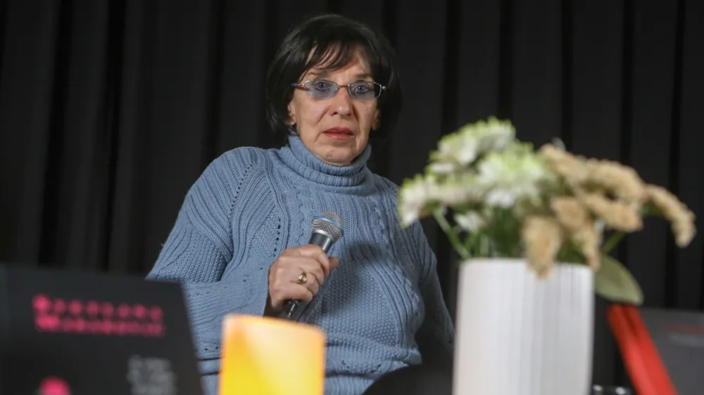 Svetlana Makarovič, pesnica, mladinska pisateljica, igralka, ilustratorka in &scaron;ansonjerka,  - 16.03.2022 - baladni večer z umetnico, pesnico, ilustratorko in &scaron;ansonjerko Svetlano Makarovič ob izidu njenih antologijskih knjig Baladne pravljice in Z očmi, ki vidijo drugače: Zbrane zbirke 1964-2015, ki sta iz&scaron;li pri Cankarjevi založbi //FOTO: Luka Cjuha