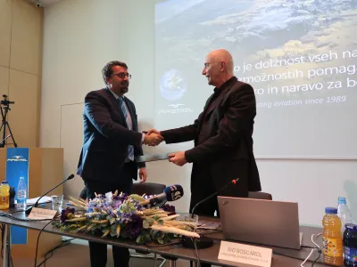 Tadej Beočanin, župan občine Ajdov&scaron;čina, in Ivo Boscarol, direktor podjetja Pipistrel, podpis pisma o nameri za donacijo