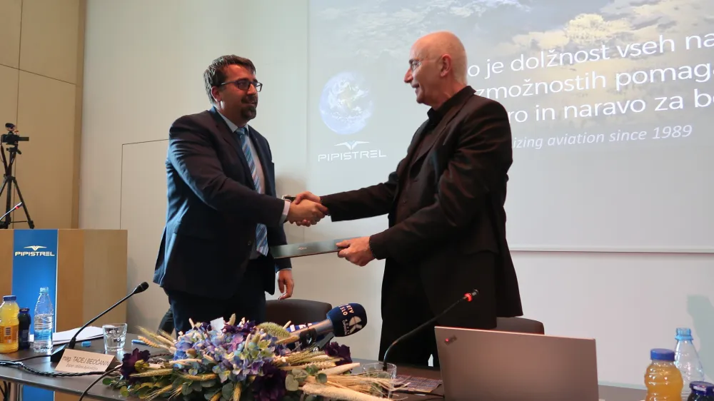 Tadej Beočanin, župan občine Ajdov&scaron;čina, in Ivo Boscarol, direktor podjetja Pipistrel, podpis pisma o nameri za donacijo