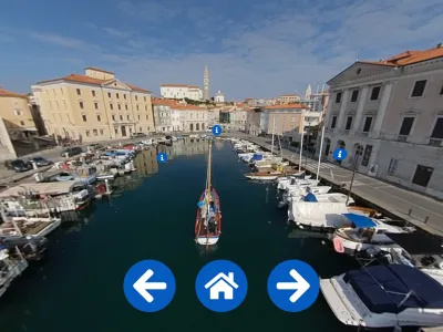 »Virtualno plovbo omogoča digitalna VR 360 tahnologija, ki jo je za nas pripravilo podjetje Izstop. Poleg posnetih kadrov na samem topo, kot na obali so si pomagali tudi z droni,« je razložila Veronika Bjelica iz Pomorskega muzeja in opozorila na vse označevalce pomorske identitete, ki smo jih lahko med »plovbo« po Piranskem zalivu s »klikom« odkrivali na novo. V Portorožu smo tako spoznali zgodovino nekdanje ladjedelnice in pristanišča za hidroletala. S klikom na Monfort, nekoč skladišče soli, je opisana in s krajšim filmom predstavljena gradnja 