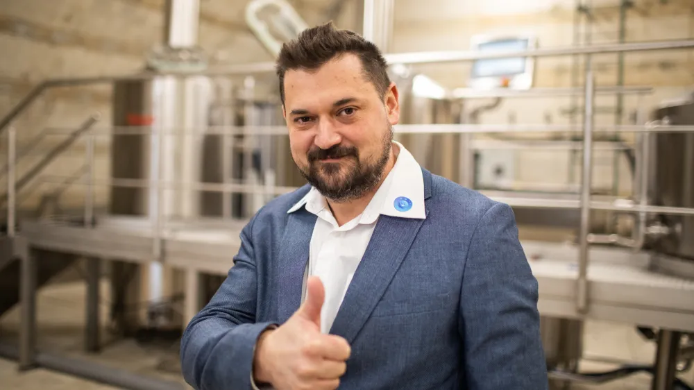 - 15.03.2022 - Damir Imširović, direktor podjetja Mithraeum, proizvodnja opreme za pivovarne pod katerega spada blagovna znamka Brewiks in pivovar pivovarne Vizir, kraft pivovarstvo //FOTO: Bojan Velikonja