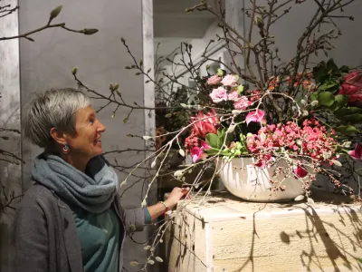 Obiskovalci si poleg razstave Salvador Dali &ndash; Romeo in Julija lahko ogledajo tudi razstavo pomladnih cvetličnih aranžmajev.