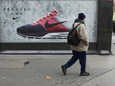 jumbo plakat - tekaki čevlji Nike Air Pegasus - blagovna znamka - oglaevanje//FOTO: Luka Cjuha