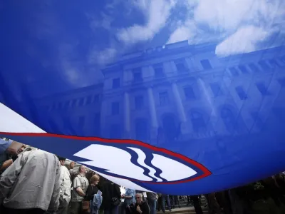 - ilustrativna fotografija - sodiče - slovenska zastava?- protestni shod pred sodičem - protest podpornikov in nasprotnikov Janeza Jane, - sodba 5.6.2013 - izrek sodbe - sojenje zaradi vpletenosti v afero PATRIA - sodiče je predsednika SDS Janeza Jano obsodilo na dve leti zapora in plačilo 37.000 evrov, brigadirja Toneta Krkoviča in direktorja Rotisa Ivana Črnkoviča pa je obsodilo na 22 mesecev zapora in plačilo 37.000 evrov zaradi kaznivih dejanj sprejemanja daril oziroma poskusa sprejemanja daril za nezakonito posredovanje v postopku izbora in nakupa 135 finskih oklepnikov Patria. /FOTO: Luka Cjuha