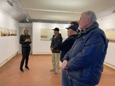 Obiskovalci odprtega ateljeja Likovnega dru&scaron;tva Kranj so z zanimanjem prisluhnili, kako nastajajo dela kranjske slikarke Klementine Golija.