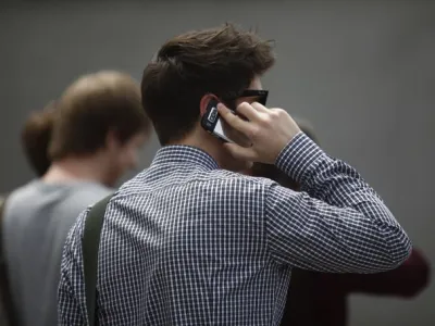 - sevanje mobilnih telefonov - mobitel - telefoniranje  //FOTO: Luka Cjuha