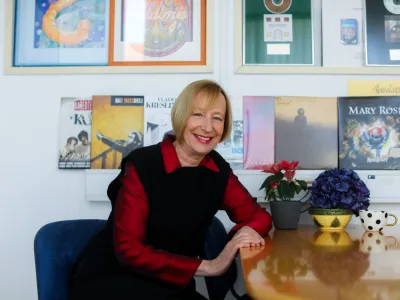 Muzikologinja Mojca Menart je bila kot vodja založniške dejavnosti pri ZKP RTV Slovenija pobudnica izdajanja zvočnih knjig pri njih.&nbsp;