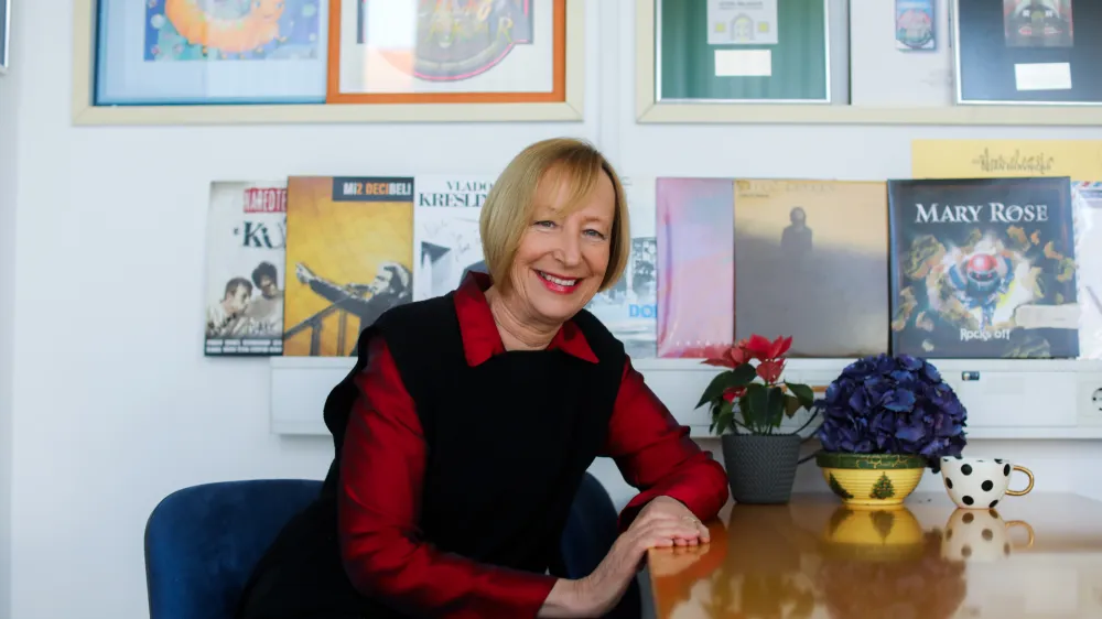 Muzikologinja Mojca Menart je bila kot vodja založniške dejavnosti pri ZKP RTV Slovenija pobudnica izdajanja zvočnih knjig pri njih.&nbsp;