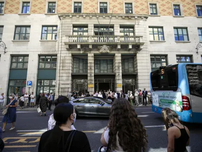 - Narodni dom v Trstu - kulturni in gospodarski center Slovencev, ki so ga pred 100 leti pogali faisti je ponovno v lasti slovenske narodne skupnosti v Italiji.- 13.07.2020  Italija/Trst  100. obletnica poiga Narodnega doma v Trstu - predsednika Slovenije in Italije sta poloila venec na spominskem obeleju na bazoviki fojbi in podpisala dokumenta s katerim je Narodni dom v Trstu znova formalno preel v last slovenske manjine //FOTO: Matja Rut