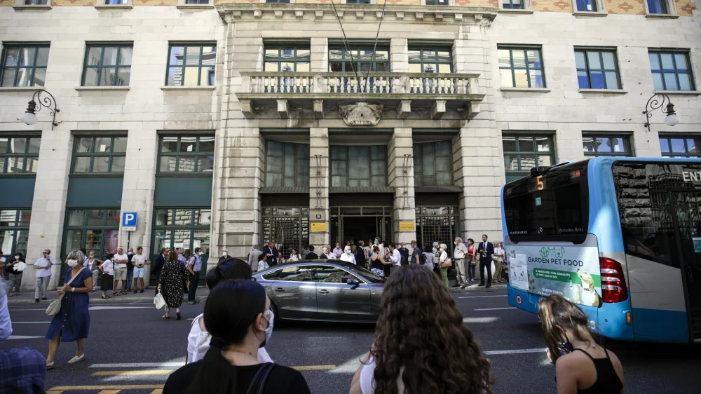 - Narodni dom v Trstu - kulturni in gospodarski center Slovencev, ki so ga pred 100 leti pogali faisti je ponovno v lasti slovenske narodne skupnosti v Italiji.- 13.07.2020  Italija/Trst  100. obletnica poiga Narodnega doma v Trstu - predsednika Slovenije in Italije sta poloila venec na spominskem obeleju na bazoviki fojbi in podpisala dokumenta s katerim je Narodni dom v Trstu znova formalno preel v last slovenske manjine //FOTO: Matja Rut