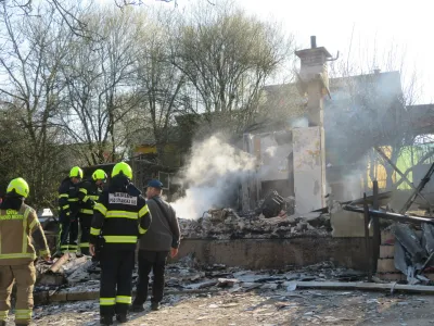 Zaradi nevarnosti eksplozije gasilci hi&scaron;e in avtomobila niso gasili. F Dragana Stanković