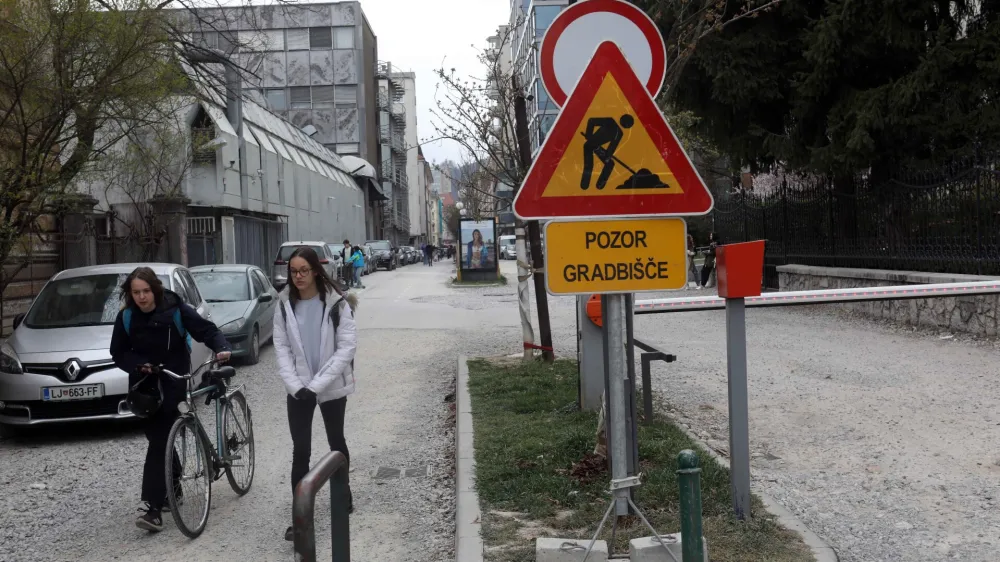 - 30.03.2022 - Čufarjeva ulica v Ljubljani – predel med Kolodvorsko ulico in Resljevo cesto //FOTO: Tomaž Skale