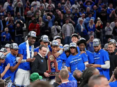 Košarkarji univerze Duke so v finalu Zahodne konference NCAA premagali Arkansas in se uvrstili na finalni turnir, ki se začne jutri v New Orleansu, s tem pa so na najlepši možni način nagradili trenerja Mika Krzyzewskega (v sredini), ki po 42 letih vodenja te univerzitetne ekipe po Final Fouru dokončno odhaja v trenerski pokoj kot eden najbolj uspešnih košarkarskih trenerjev vseh časov.