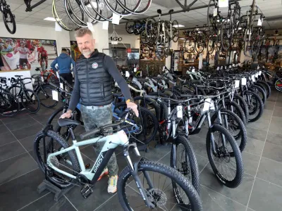 - 08.03.2022 - Dejan Poenel, gorski turni kolesar - vodja kolesarske trgovine eBike Store A2U na Traki cesti 133 v Ljubljani <br><br>//FOTO: Toma Skale <br>