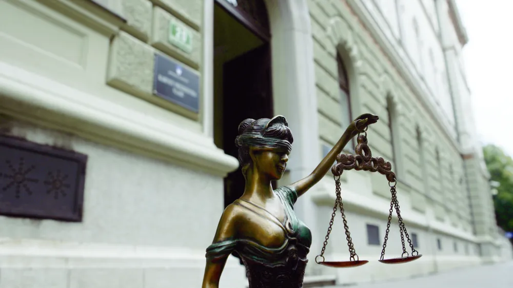 Reformni paket predvideva nekatere bistvene spremembe slovenskega sodstva, vključno z ukinitvijo okrajnih sodišč in okrajnih sodnikov.&nbsp;