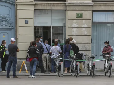 Necepljeni, stari od 50 do 64 let, so imeli po izračunih NIJZ sredi marca več kot štirikrat večje tveganje hospitalizacije v primerjavi s cepljenimi. Na fotografiji čakajoči na testiranje&nbsp; pred ljubljansko Kresijo na lanskem vrhu epidemije. Foto: Jaka Gasar&nbsp;