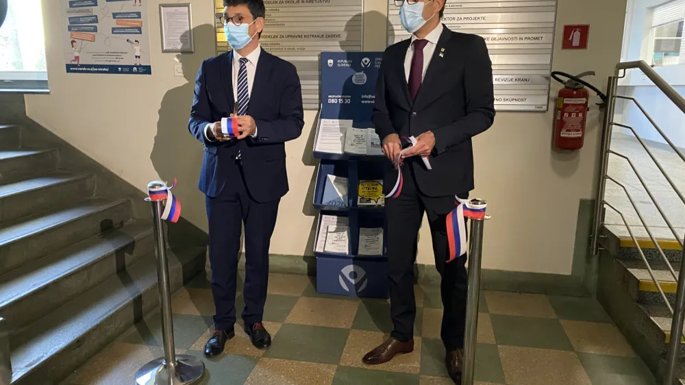 Varuh človekovih pravic Peter Svetina (levo) in župan MO Kranj Matjaž Rakovec (desno) sta v Kranju odprla prvi Varuhov kotiček z informacijami o možnostih za pomoč varuha. 