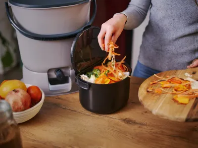 S spremljanjem vsebin, ki jih ponuja Bokashi akademija, boste izvedeli, kako v krogu ravnanja z odpadki pravilno uporabljati re&scaron;itve, kot sta dnevna posodica za organske odpadke organko daily in kompostnik bokashi organko. (Foto: Jan Pirnat)