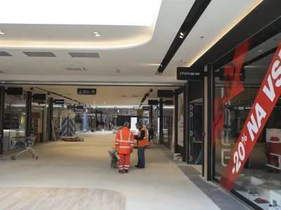 - 06.04.2022 - Nakupovalni center Supernova Ljubljana Rudnik – otvoritev novega razširjenega nakupovalnega centra na dodatnih 20.000 m² površine - 50 novih prodajaln, 19 restavracij in barov v dveh nadstropjih, fitnes, dva zabaviščna parka, ter 7 najsodobnejših kinodvoran. //FOTO: Jaka Gasar