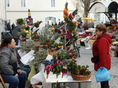 - 07.04.2022 – Ljubljanska tržnica – prodaja cvetnonedeljskih butaric – velikončna simbolika - butarice - butare//FOTO: Tomaž Skale