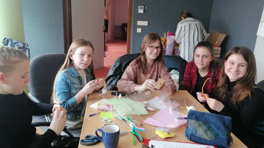 13. dneva sprememb, ki so namenjeni ranljivim skupinam, medsebojnemu in medgeneracijskemu povezovanju ter sodelovanju, so naš medgeneracijski center v torek, 5.4.2022, obiskali učenci OŠ Janka Glazerja Ruše. Učenci so peli, igrali na instrumente, recitirali, skupaj smo zaplesali, se družili in si izmenjali darila. S čudovitim, ganljivim programom, ki so ga pripravili posebej za ta dan, so pokazali, da pregovor »NA MLADIH SVET STOJI« še kako drži. Zavod Rast Ruše