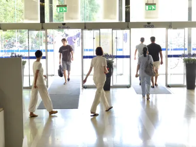 Ustavno sodišče je razveljavilo 48. člen desetega interventnega zakona, ki bi za zdravnike in zobozdravnike zvišal najvišji plačni razred, ki ga lahko dosežejo v sistemu plač javnega sektorja. F Q