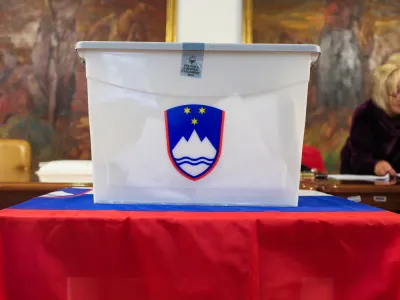 Voliče Ljubljana Center, Asdamič Lundrovo nabreje v Ljubljani- 21.05.2019 - predčasno glasovanje pred evropskim volitvami na sedeih okrajnih volilnih komisij. - Evropske volitve 2019 - Volitve poslancev v Evropski parlament - //FOTO: Bojan Velikonja