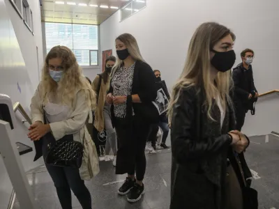 01.10.2020 - sprejem brucev na Pravni fakulteti v Ljubljani - začitne maske - razkuevanje rok - Univerza v LjubljaniPravna fakultetaFOTO: Luka Cjuha.