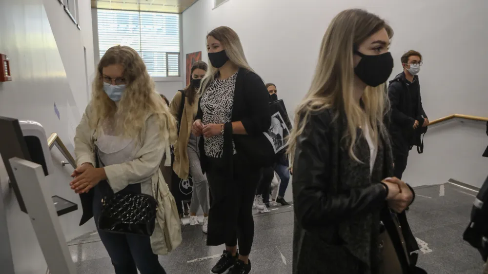 01.10.2020 - sprejem brucev na Pravni fakulteti v Ljubljani - začitne maske - razkuevanje rok - Univerza v LjubljaniPravna fakultetaFOTO: Luka Cjuha.