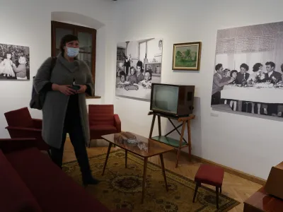 Razstavo GO S50-60 o Novi Gorici in njenih prebivalcih v 50. in 60. letih dvajsetega stoletja je Goriški muzej postavil na Gradu Kromberk.