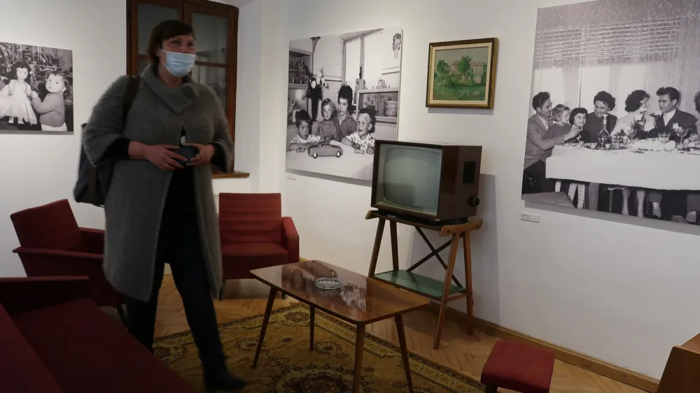 Razstavo GO S50-60 o Novi Gorici in njenih prebivalcih v 50. in 60. letih dvajsetega stoletja je Goriški muzej postavil na Gradu Kromberk.