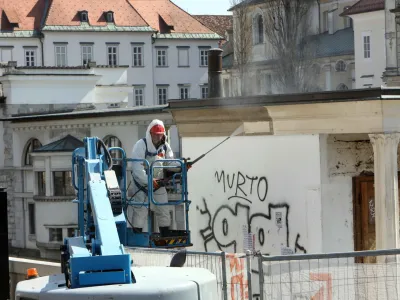 23.03.2022 Čiščenje Plečnikovega kioska - Trafika Tromostovje - kiosk arhitekta Jožeta Plečnika v Ljubljani – Prešernov trg<br><br><br>Foto: Tomaž Skale<br>