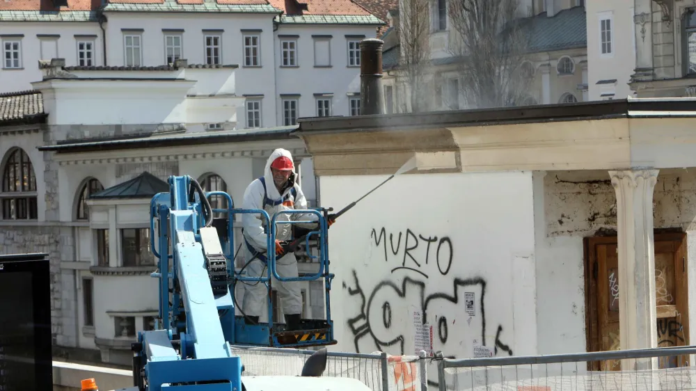 23.03.2022 Čiščenje Plečnikovega kioska - Trafika Tromostovje - kiosk arhitekta Jožeta Plečnika v Ljubljani – Prešernov trg<br><br><br>Foto: Tomaž Skale<br>