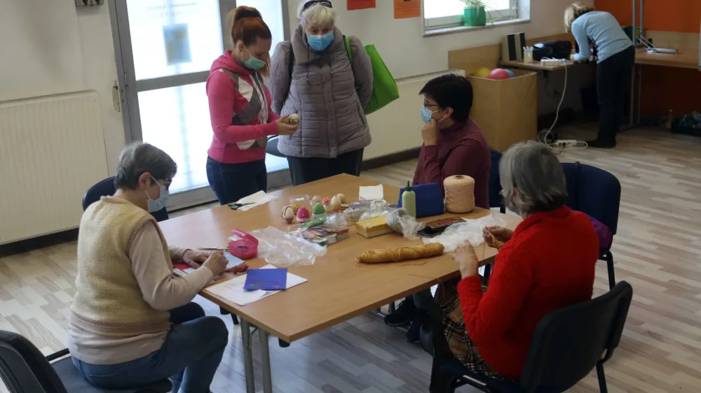 - ustvarjalna delavnica &ndash; starej&scaron;i občani &ndash; upokojenci - - 05.04.2022 - Dnevni center aktivnosti za starej&scaron;e &ndash; DCA Gosposvetska 4 v Ljubljani Center &ndash; //FOTO: Tomaž Skale